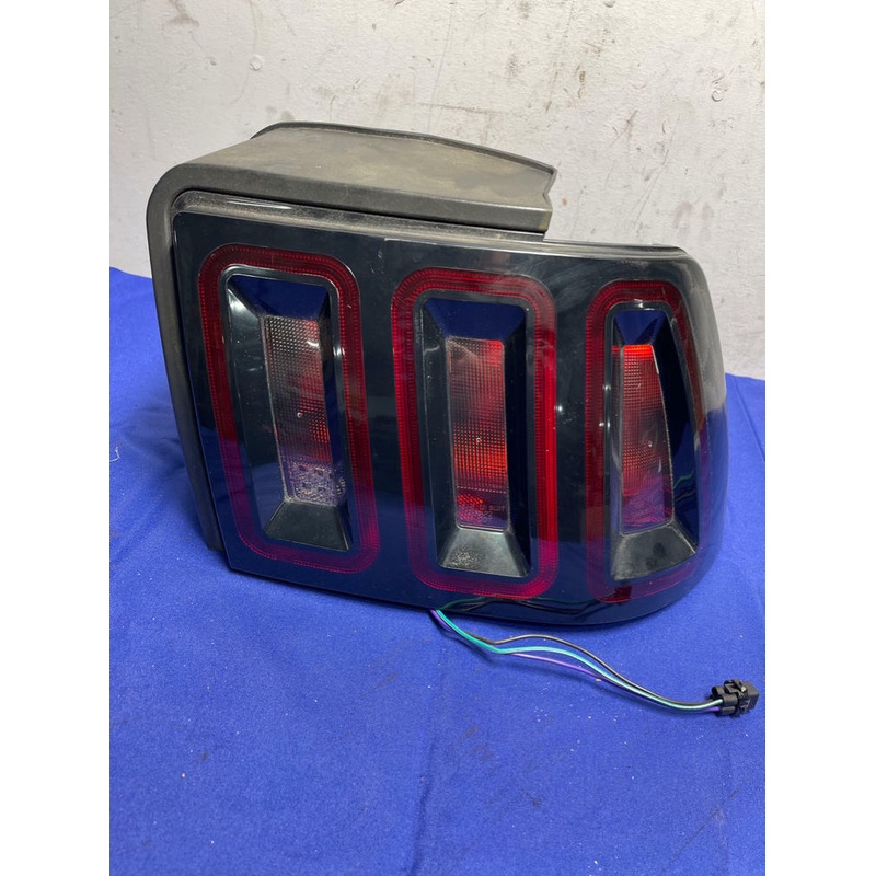 1999-04 Ford Mustang Passenger Raxiom Tail Light 179