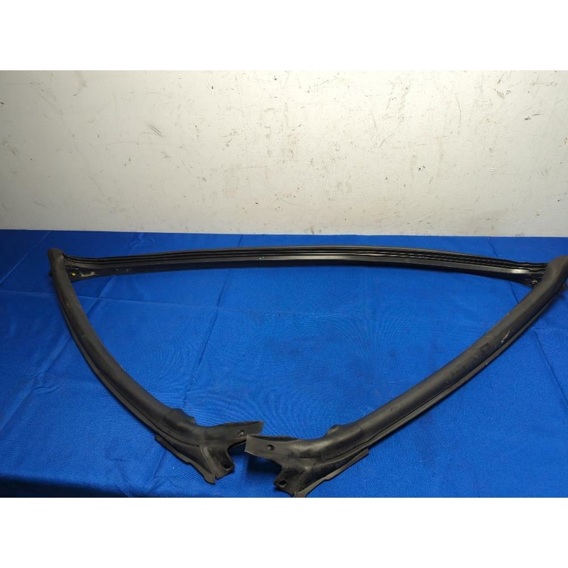 2003-04 Ford Mustang SVT Cobra Convertible Windsheild Weather Stripping 181