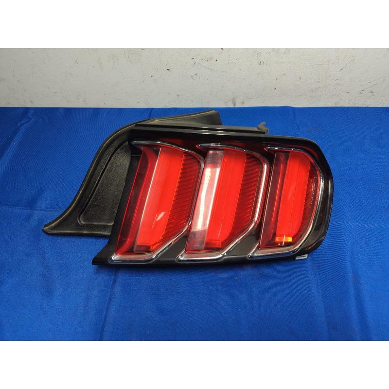 2015 Ford Mustang GT 5.0 Coyote 5oth Anniversary Passenger Tail Light 172
