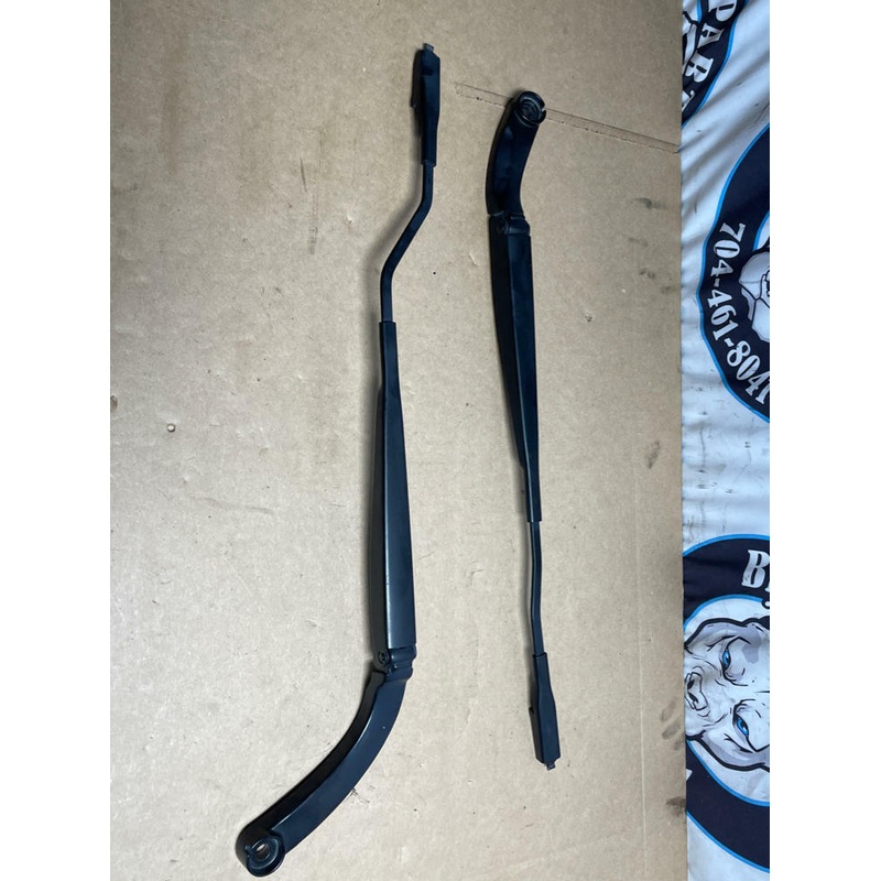 2015-23 Ford Mustang GT Wiper Arms Pair 207