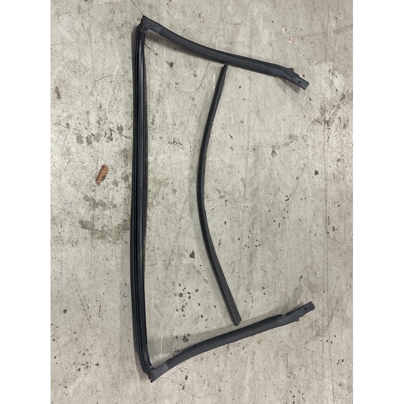 2003-04 Ford Mustang SVT Cobra Driver Door Weather Stripping Convertible 208