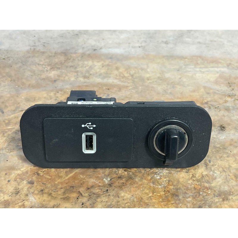 2015-17 Ford Mustang GT Center Console Charging Block Module 211