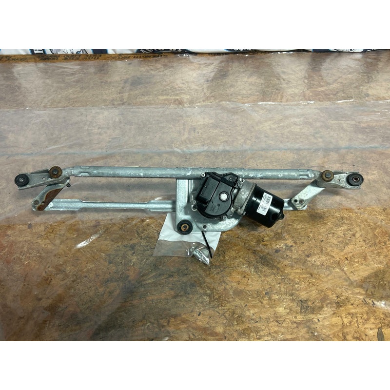 2011-14 Ford Mustang GT Windshield Wiper Arm/Motor Assembly 231